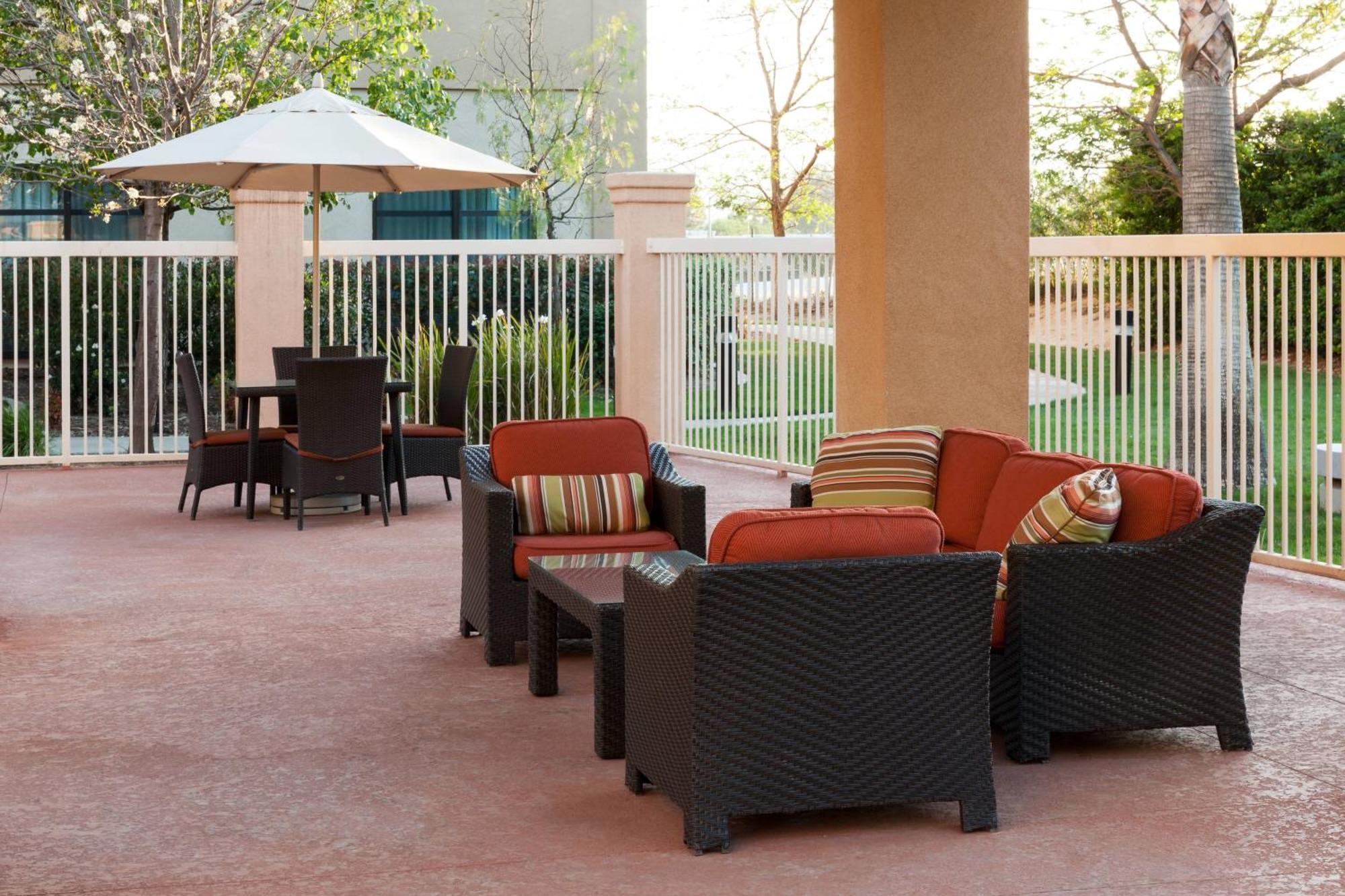 Courtyard By Marriott Santa Clarita Valencia Hotel Bagian luar foto