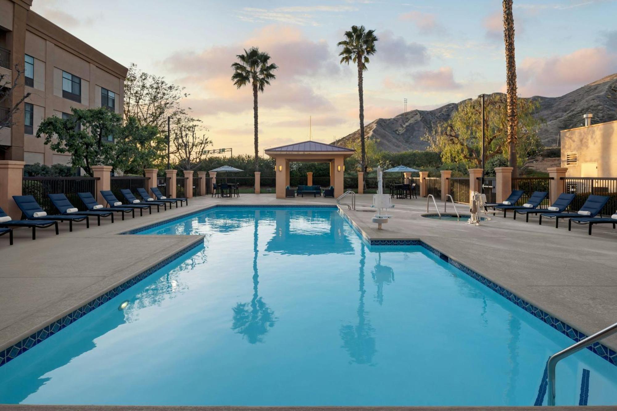 Courtyard By Marriott Santa Clarita Valencia Hotel Bagian luar foto